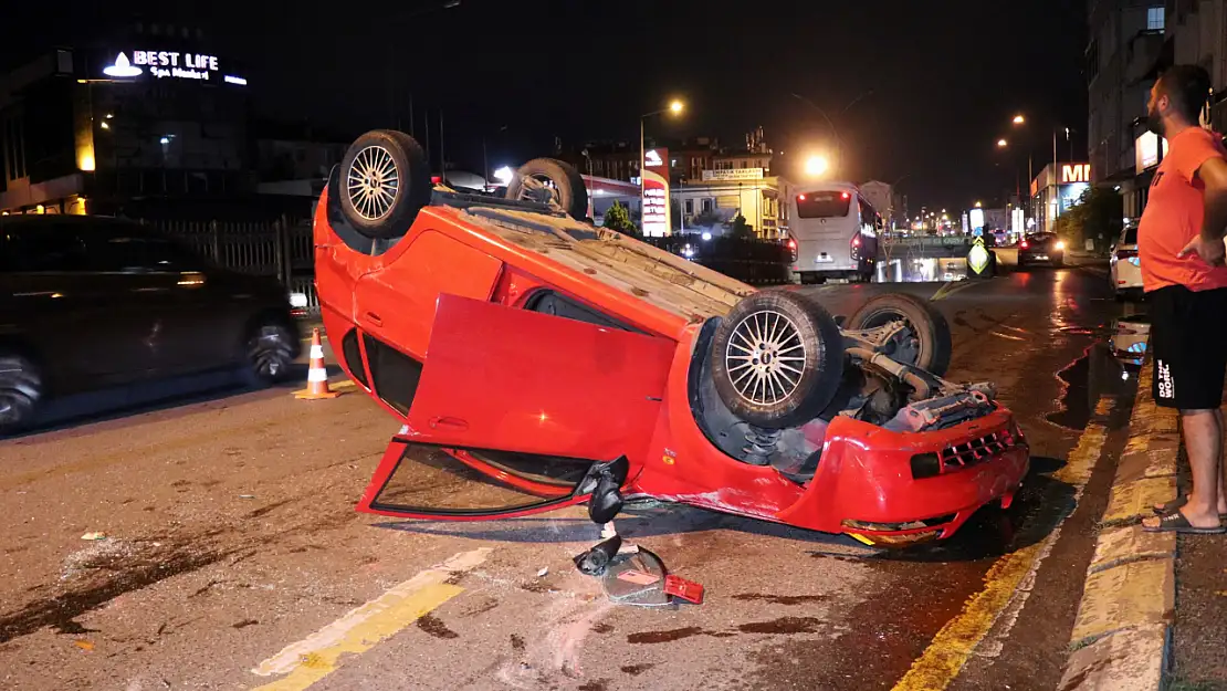 Otomobildeki Kadın Yaralandı, Sürücüsü Olay Yerinden Kaçtı