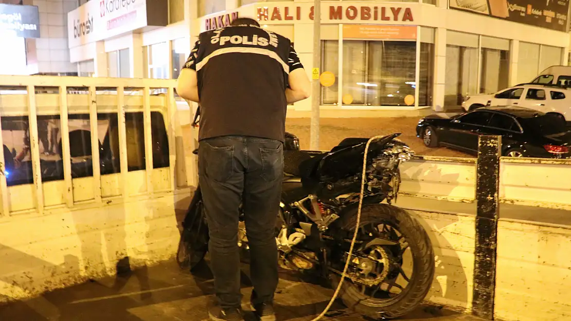 Otomobile Çarpan Motosiklette Bulunan İki Genç Hayatını Kaybetti