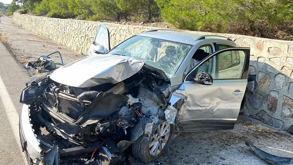 Otomobiller kafa kafaya çarpıştı: 1 ölü, biri ağır 3 yaralı