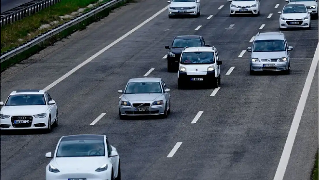 Otoyollarda dönüş hareketliliği başladı: Anadolu Otoyolu Düzce geçişinde yoğunluk