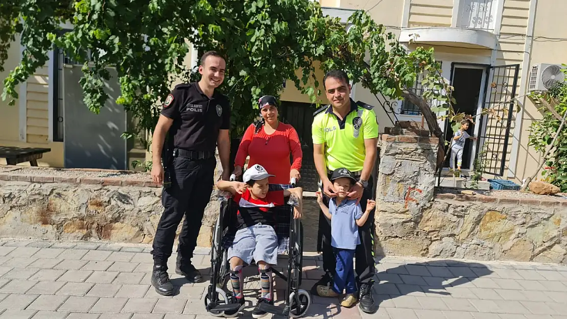 Özel öğrenciye 'Tekerlekli sandalye hediyesi'