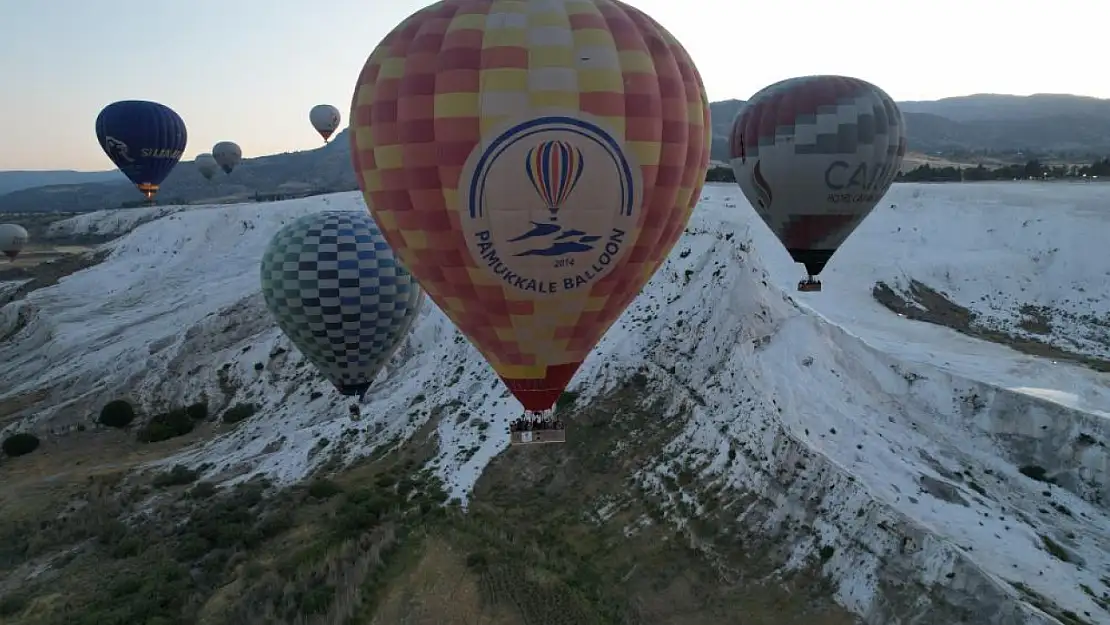 Pamukkale'de balonlar günde 300 turist ile birlikte yükseliyor