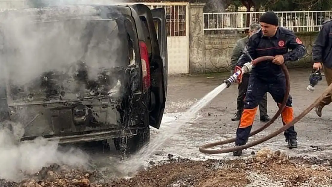 Park Halindeki Araç Çöpe Atılan Külden Yandı