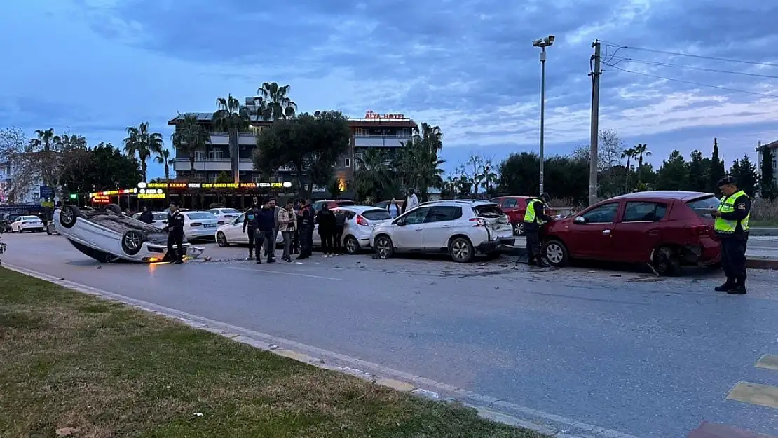 Park Halindeki Araçlara Çarptıktan Sonra Takla Atan Otomobilden Çıkan Sürücü Kaçtı