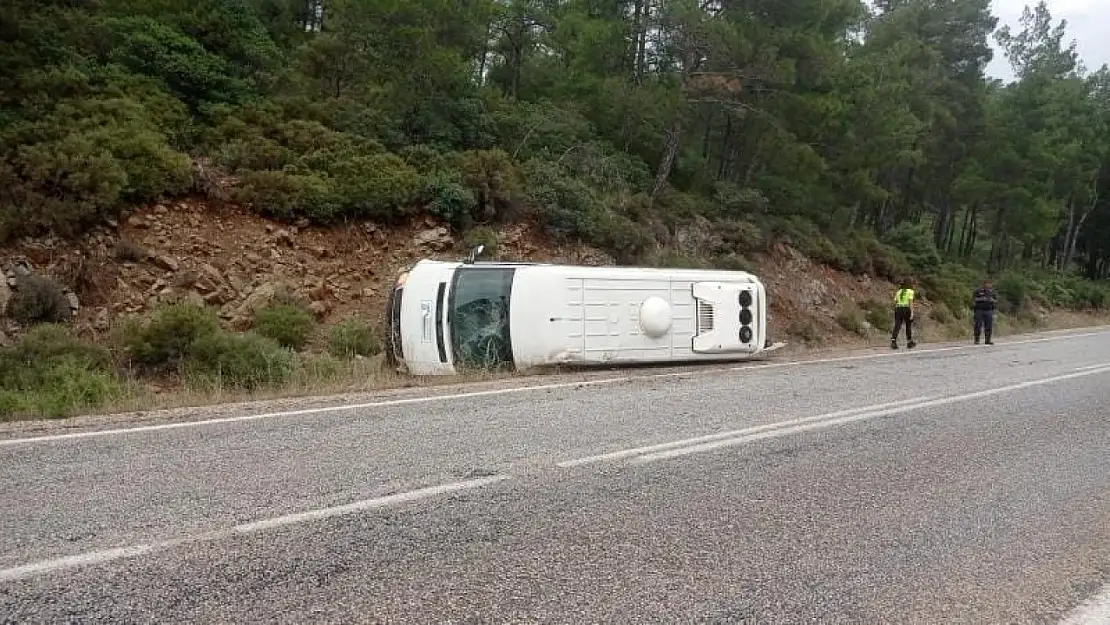 Personel taşıyan minibüs kaza yaptı