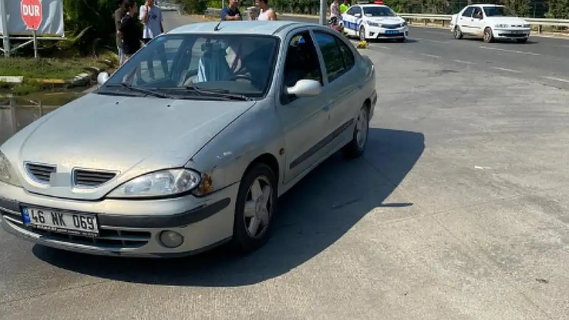 Plakasız motosiklet otomobile çarptı: 2 yaralı