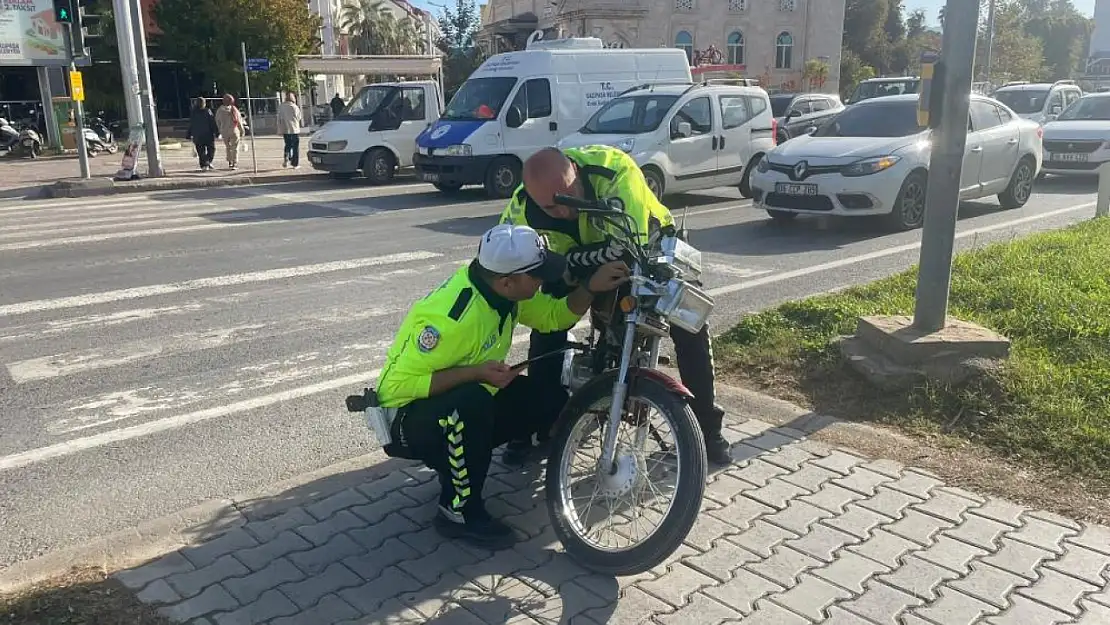 Plakasız motosikleti kaçırdı, cezayı yedi