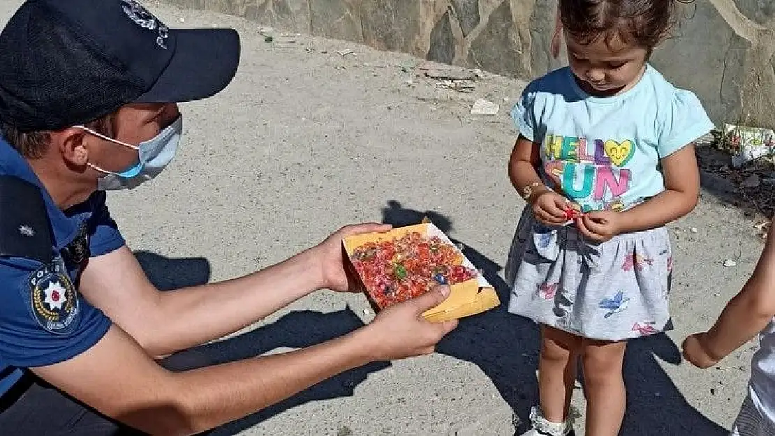 Polis ekiplerinden çocuklara bayram şekeri