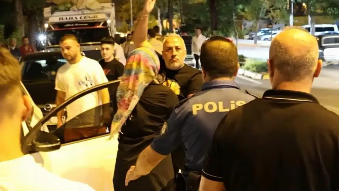 Polise hem 'Kamu personeleyim' dedi, hem de yasal olmayan işlem teklif etti