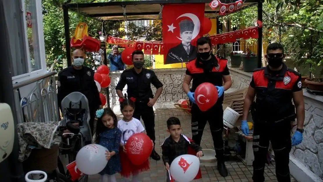 Polisliğe ilgi duyan miniğe sürpriz