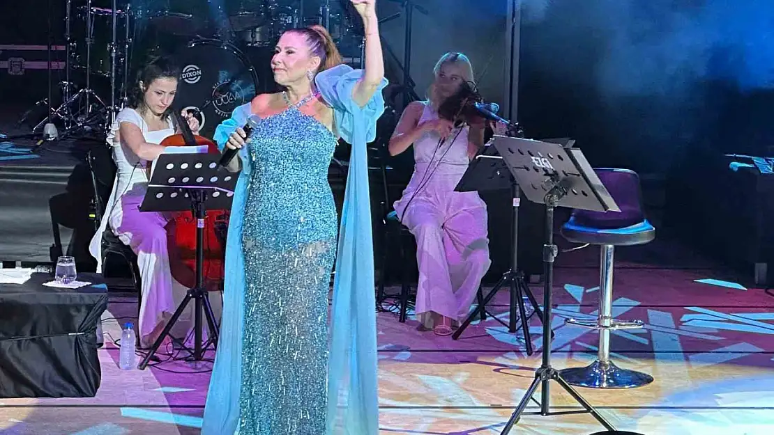 Pop müziğin güçlü sesi Nilüfer konserde kulakların pasını aldı