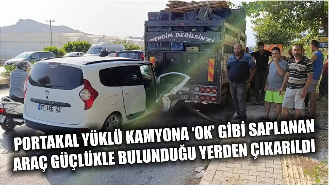 Portakal yüklü kamyona 'ok' gibi saplanan araç güçlükle bulunduğu yerden çıkarıldı