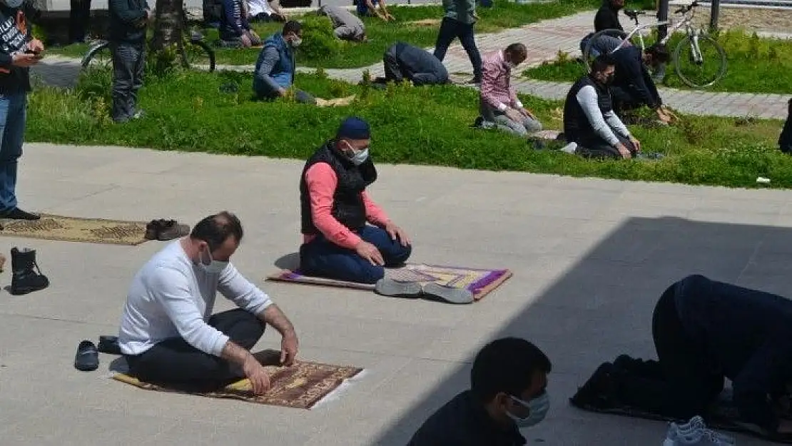 Ramazan ayının ilk cuma namazına yoğun katılım