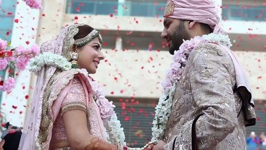 Renkli Hint düğünlerine ev sahipliği yapıyor