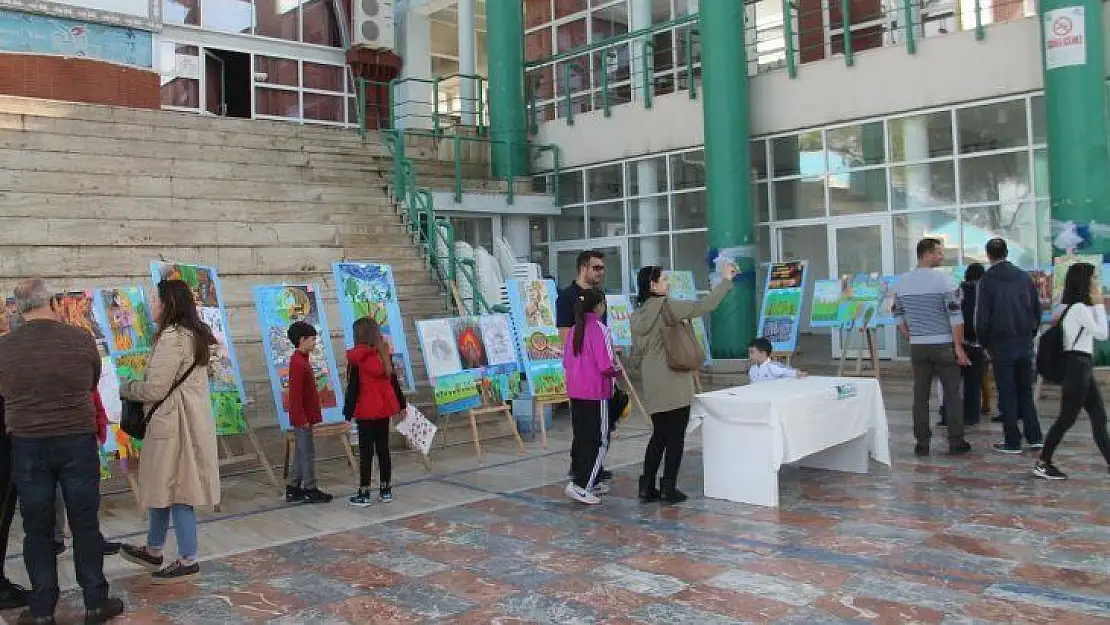 Resimlerinde ormanın önemini vurguladılar