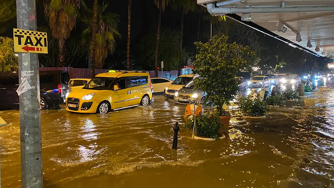 Sağanak yağış Fethiye'de trafiği felç etti