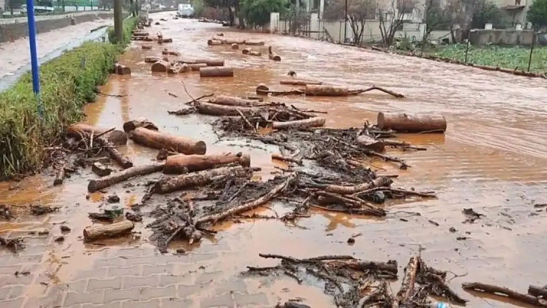 SAĞANAK YAĞIŞ SONRASI YOLLAR ÇAMURLA KAPLANDI