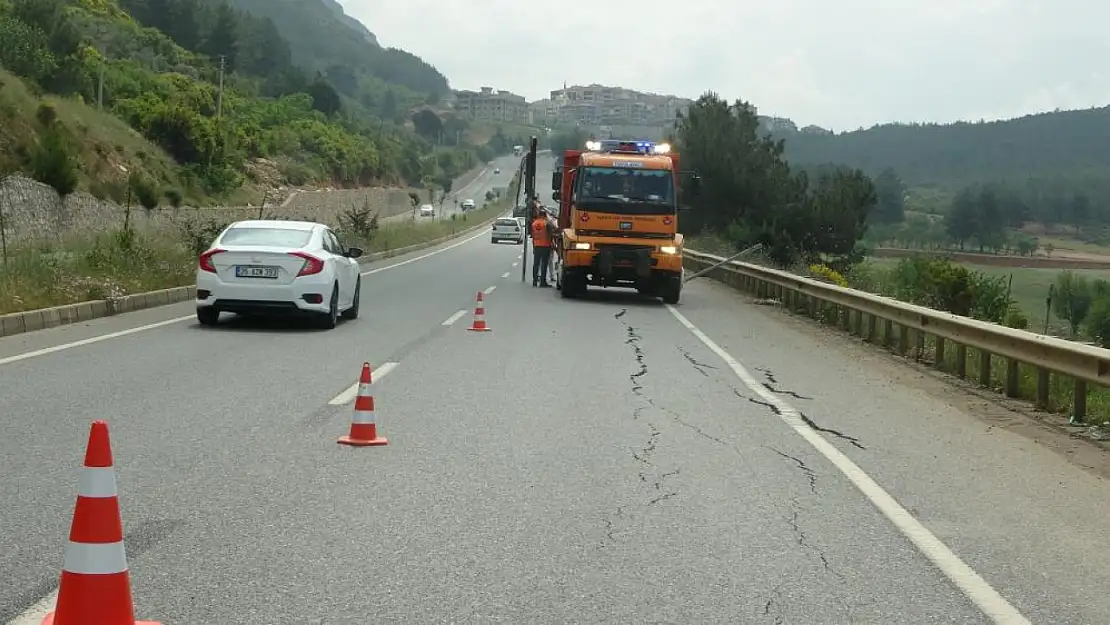 Sağanak Yağışın Etkisi İle Yol Çöktü