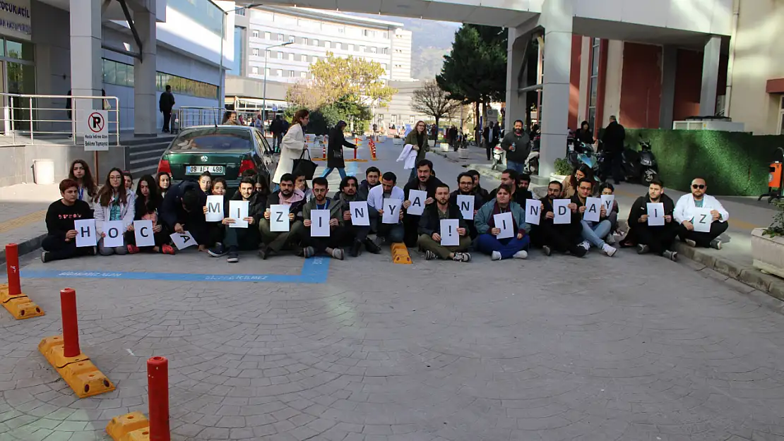 Saldırıya uğrayan doktora, sadece öğrencileri sahip çıktı