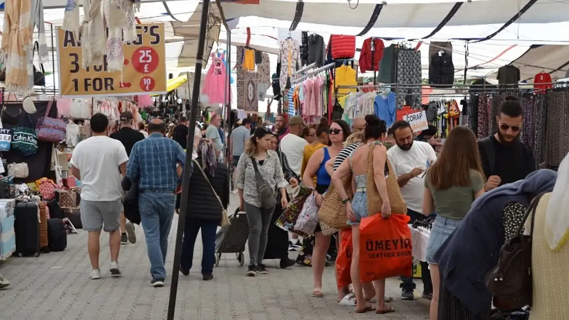 Salı Pazarında Turist Yoğunluğu Yaşanıyor