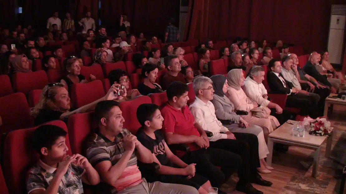'Sanal Âlem' Tiyatrosu Beğeni Topladı