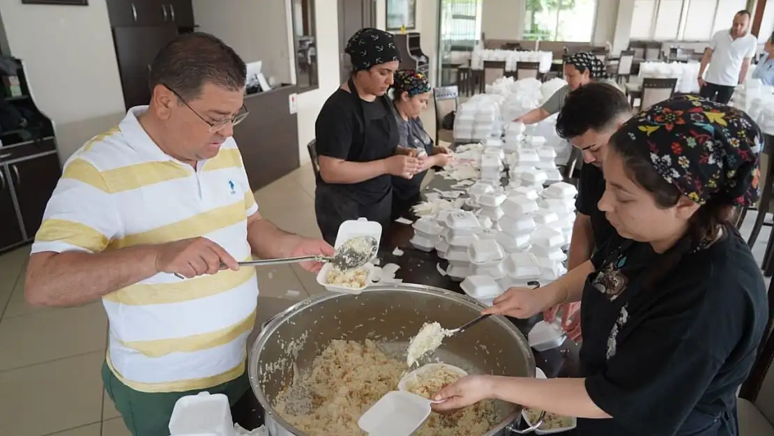 Sandık Görevlilerine Yemek İkram Edildi