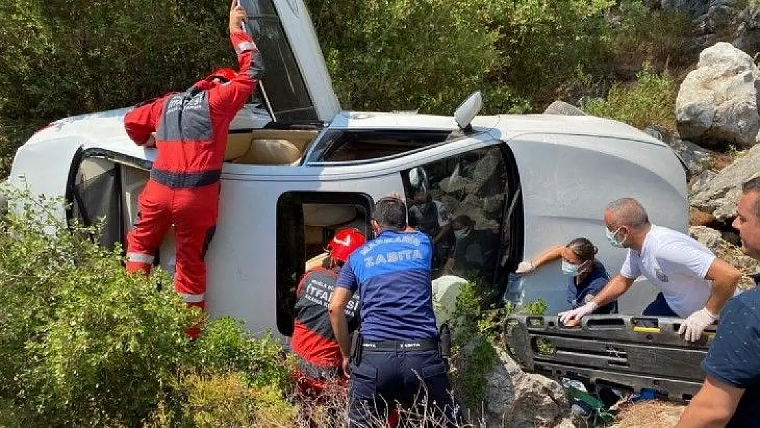 Şarampole yuvarlanan araçtan itfaiye tarafından çıkarıldı