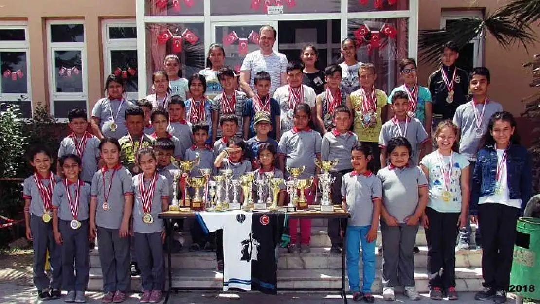 Satranç tutkusunu öğrencilere aşıladı, başarılar ard arda geldi