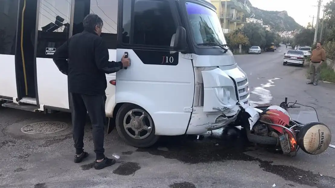 Servis minibüsü motosikletle çarpıştı, 1 yaralı