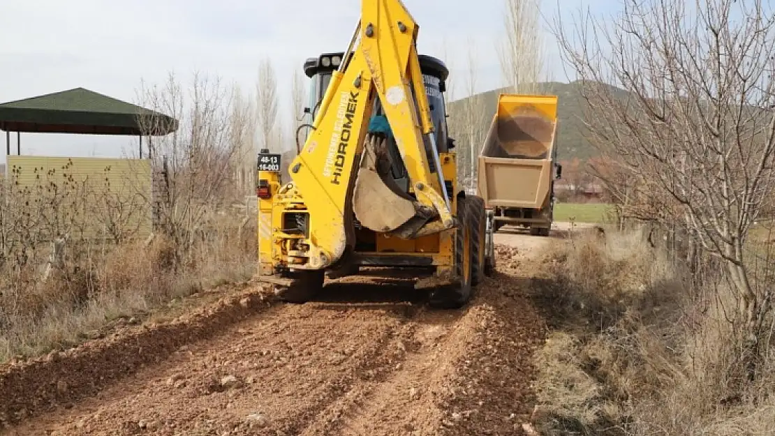 Seydikemer Belediyesi yol bakım onarım hizmetlerine devam ediyor