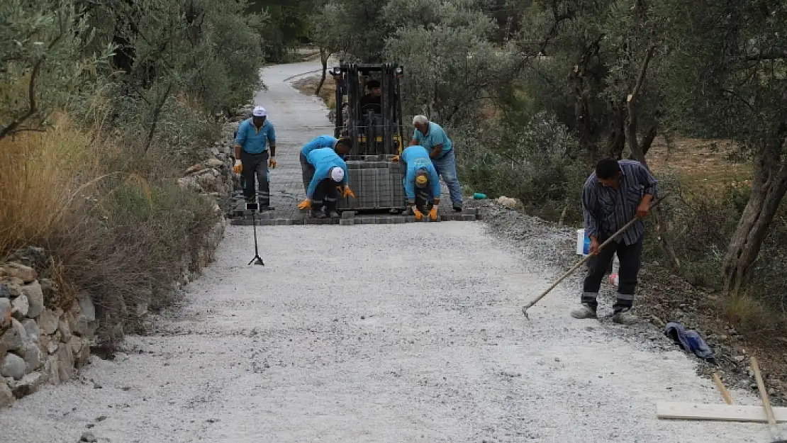 Seydikemer Belediyesi yoldaki engelleri gideriyor