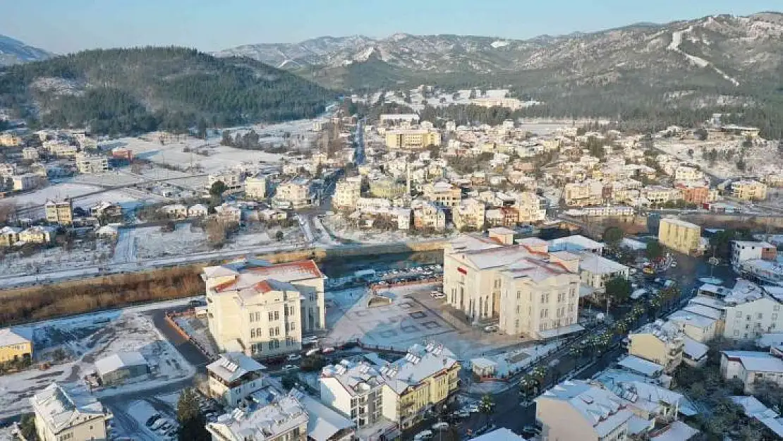 Seydikemer beyaza büründü