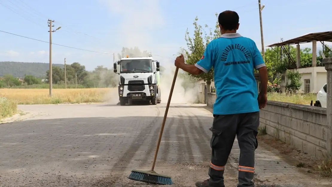 Seydikemer'de cadde ve sokaklar temizleniyor 