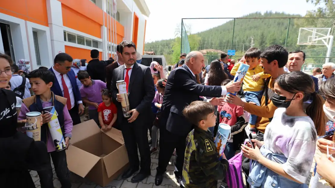 Seydikemer'de çocuklara 23 Nisan hediyesi verildi