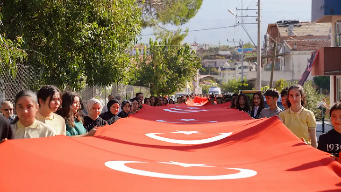 SEYDİKEMER'DE DEV BAYRAK OMUZLARDA TAŞINDI