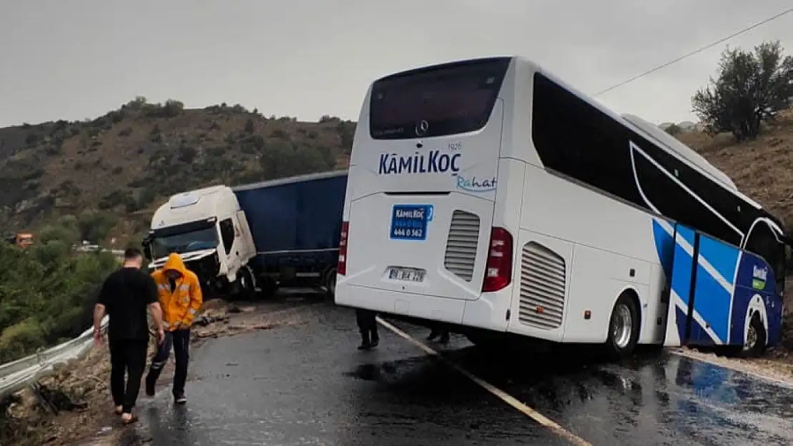 Seydikemer'de Feci Kaza, Otobüs ile Tırın Karıştığı Kazada Yaralılar Var