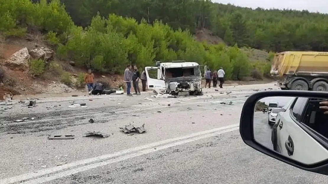 SEYDİKEMER'DE KAMYONLAR ÇARPIŞTI: 1 YARALI