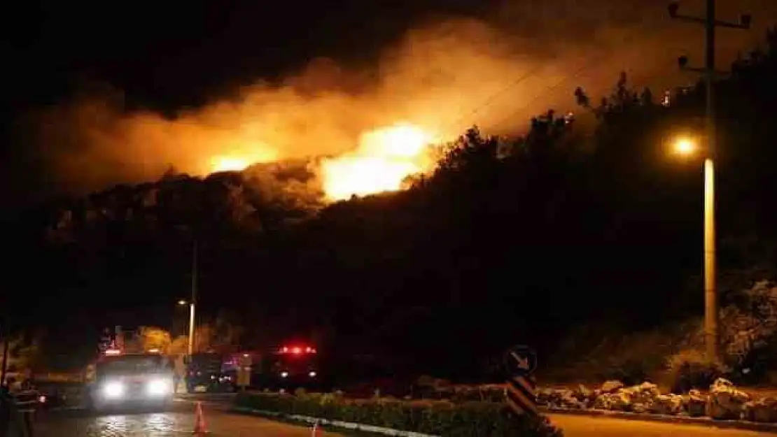 Seydikemer'deki yangın makilik alanda devam ediyor