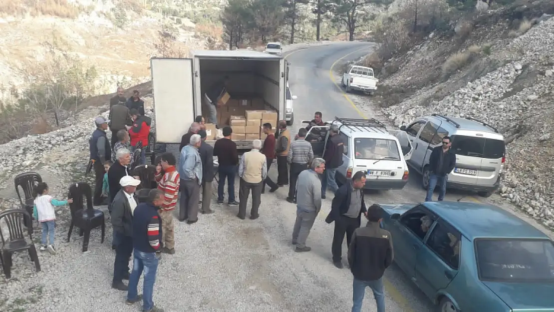 Seydikemerli Arıcılara Arı Keki ve Arı Yemi Bağışlandı