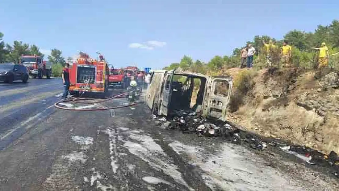 Seyir Halindeki Minibüs Alev Alev Yandı