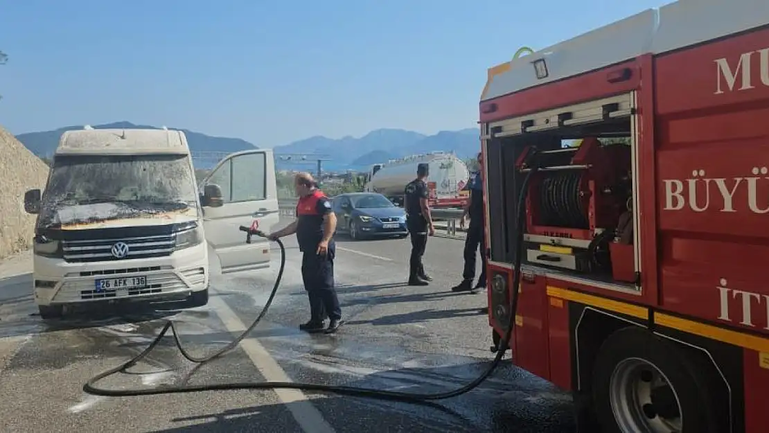 Seyir Halindeki Minibüs Yandı