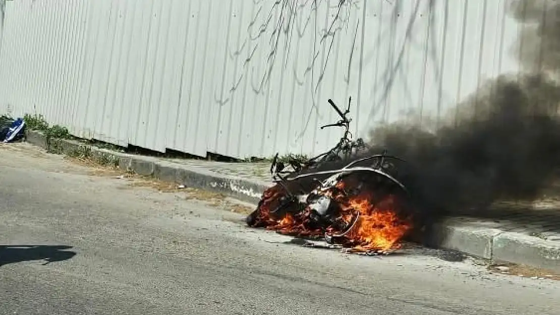 Seyir halindeki motosiklet alev alev yandı, ilk müdahale trafik polisinden