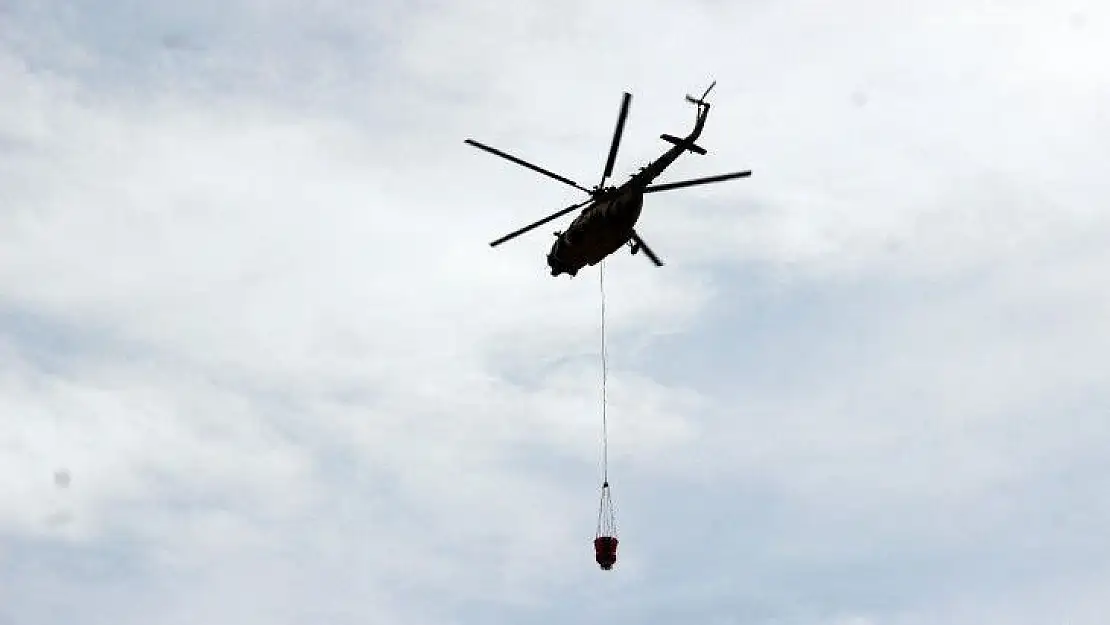 Skorsky helikopterlerin alevlere karşı mücadelesi göz doldurdu