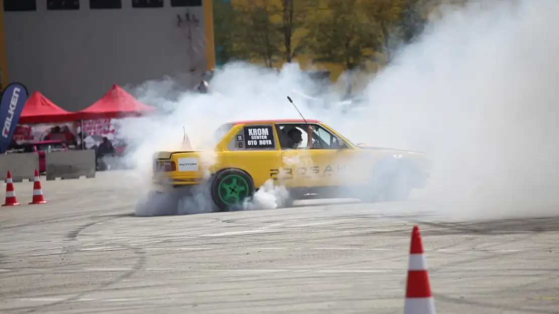 Slalom yarışı ve drift gösterisinde otomobiller tozu dumana kattı