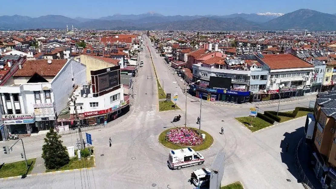 Sokağa çıkma yasağı nedeniyle boş kalan Fethiye havadan görüntülendi