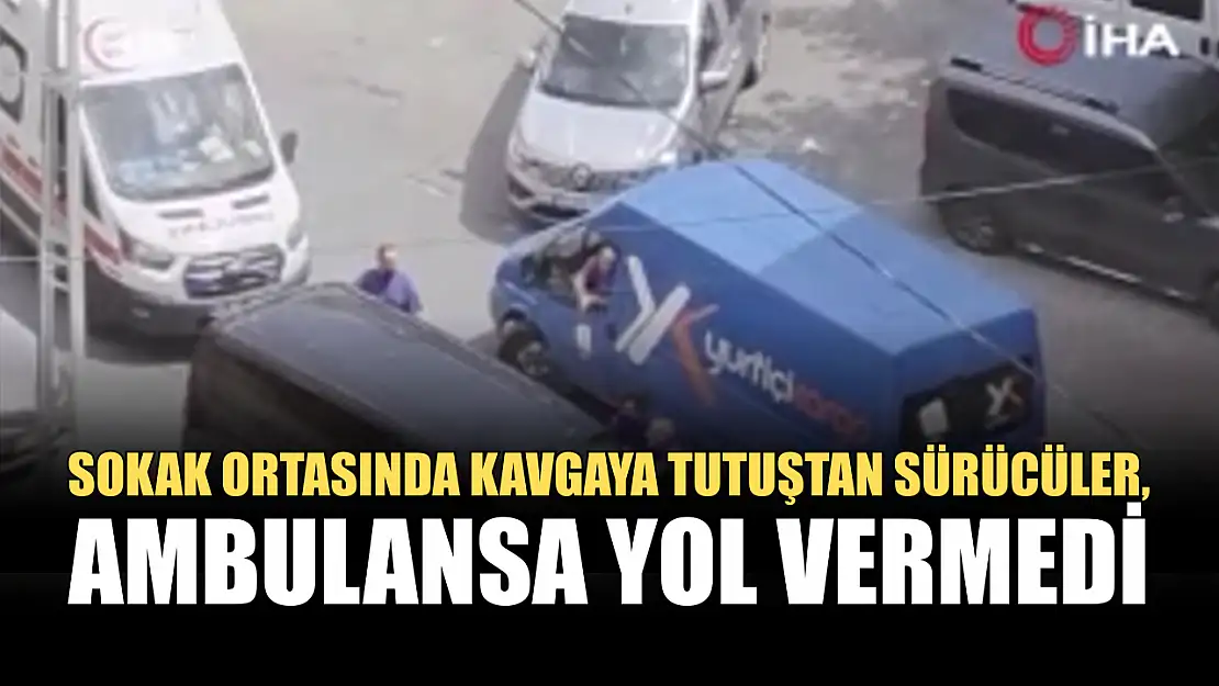 Sokak ortasında kavgaya tutuştan sürücüler, ambulansa yol vermedi