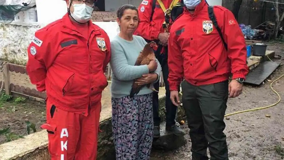 Su dolu kuyuya düşen tavuğu AKUT kurtardı