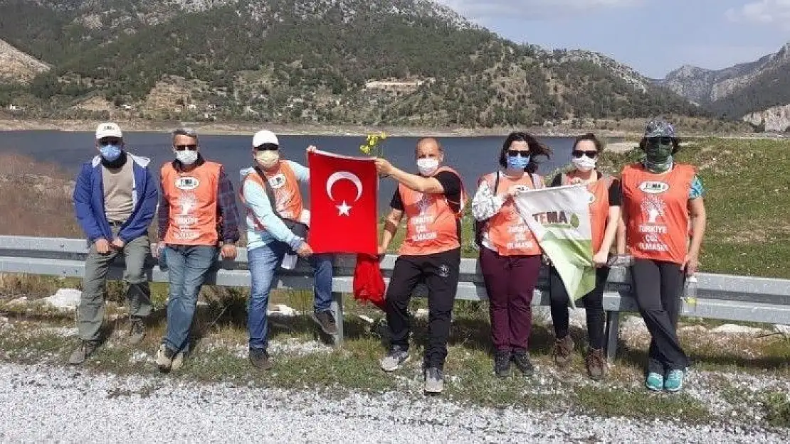 Suyun önemine dikkat çekmek için 15 kilometre yürüdüler