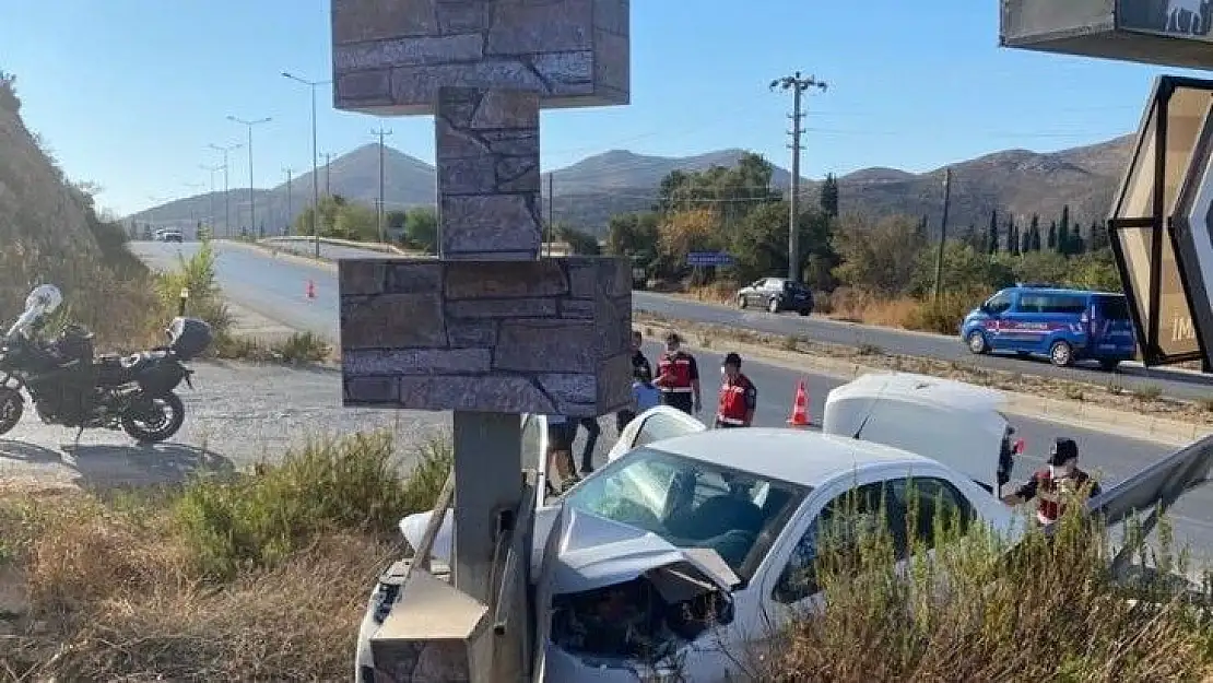 Tabelaya çarpıp ormanlık alana kaçtılar