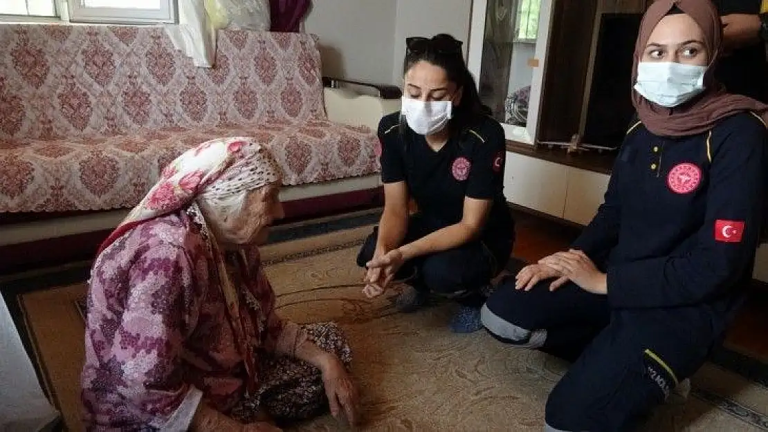 Tahliye edilen evden çıkardıkları Ayşe Nine'yi görmeden dönmek istemediler